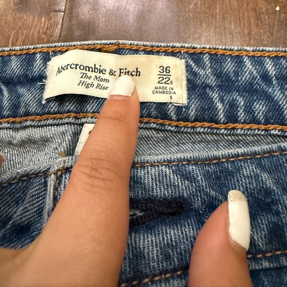Abercrombie & Fitch The Mom High Rise Curve Love Distressed Jeans size 22 Short - Picture 3 of 11